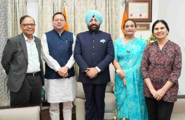 राजभवन में राज्यपाल के साथ मुख्यमंत्री श्री पुष्कर सिंह धामी एवं 16वें वित्त आयोग के अध्यक्ष डॉ. अरविंद पनगढ़िया।