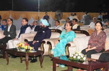 राजभवन में सांस्कृतिक संध्या कार्यक्रम में प्रतिभाग करते हुए राज्यपाल, मुख्यमंत्री श्री पुष्कर सिंह धामी एवं 16वें वित्त आयोग के अध्यक्ष डॉ. अरविंद पनगढ़िया।