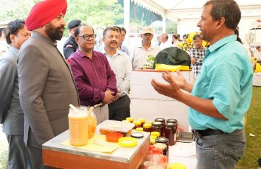 विश्व मधुमक्खी दिवस के अवसर पर राजभवन परिसर में मौन पालन उत्पादों की प्रदर्शनी का अवलोकन कर जानकारी प्राप्त करते हुए राज्यपाल।