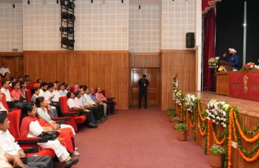 राजभवन में परिवार मिलन कार्यक्रम को संबोधित करते हुए राज्यपाल।
