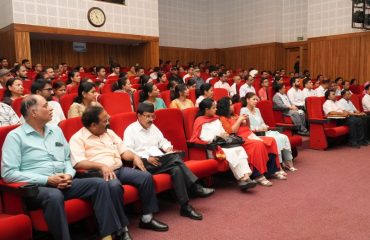 राजभवन में परिवार मिलन कार्यक्रम में अपनी समस्याएं बताते हुए कर्मचारी।