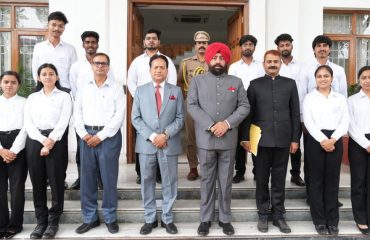 राज्यपाल के साथ गोविन्द बल्लभ पंत कृषि एवं प्रौद्योगिक विश्वविद्यालय, पंतनगर के कुलपति, प्रोफेसर एवं छात्र-छात्राएं।