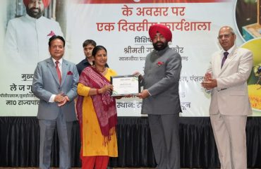 Governor felicitating beekeepers for their excellent work.