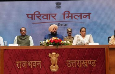 राजभवन में परिवार मिलन कार्यक्रम में प्रतिभाग करते हुए राज्यपाल।