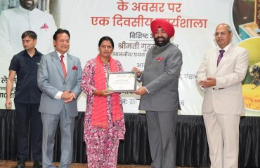 मौन पालकों को उनके द्वारा किए गए उत्कृष्ट कार्य के लिए सम्मानित करते हुए राज्यपाल।