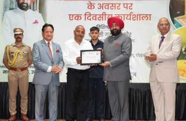 Governor felicitating Joint Director of Bee Research and Training Centre Dr. Pramod Mall for his excellent work in the field of beekeeping.