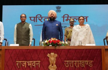 राजभवन में परिवार मिलन कार्यक्रम में प्रतिभाग करते हुए राज्यपाल।