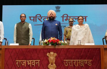 राजभवन में परिवार मिलन कार्यक्रम में प्रतिभाग करते हुए राज्यपाल।