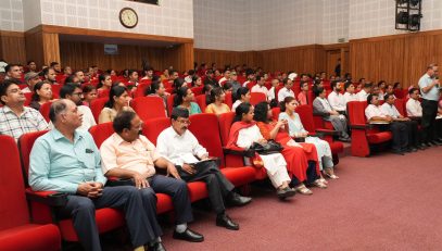 Employees explaining their problems in the Parivar Milan program at Raj Bhawan.