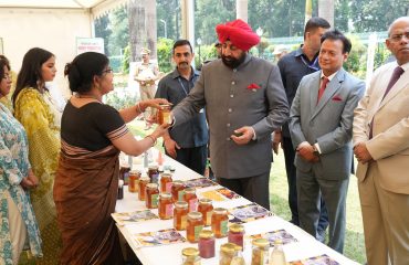 विश्व मधुमक्खी दिवस के अवसर पर राजभवन परिसर में मौन पालन उत्पादों की प्रदर्शनी का अवलोकन कर जानकारी प्राप्त करते हुए राज्यपाल।