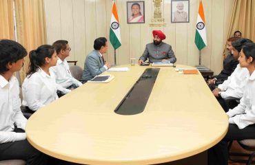 राज्यपाल के समक्ष सेमीकंडक्टर क्षेत्र में किए जा रहे कार्यों की प्रस्तुति देते हुए गोविन्द बल्लभ पंत कृषि एवं प्रौद्योगिक विश्वविद्यालय, पंतनगर के कुलपति प्रो. मनमोहन सिंह चौहान।