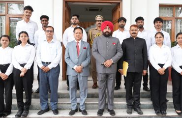 Vice Chancellor, Professors and Students of Govind Ballabh Pant University of Agriculture and Technology, Pantnagar with the Governor.