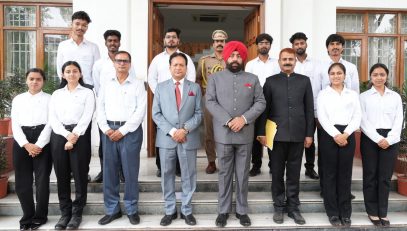 Vice Chancellor, Professors and Students of Govind Ballabh Pant University of Agriculture and Technology, Pantnagar with the Governor.