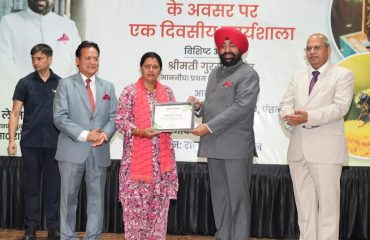 Governor felicitating beekeepers for their excellent work.