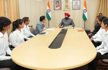Prof. Manmohan Singh Chauhan, Vice Chancellor, Govind Ballabh Pant University of Agriculture and Technology, Pantnagar, presenting the work being done in the semiconductor sector before the Governor.