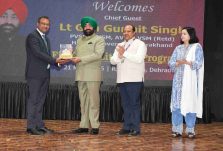 Governor presenting a replica of Shri Badrinath Temple to an officer of State Bank of India.;?>