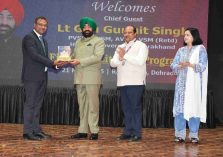 Governor presenting a replica of Shri Badrinath Temple to an officer of State Bank of India.;?>