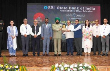 Governor presenting a replica of Brahma Kamal to the officers and employees of State Bank of India.