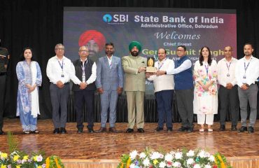 Governor presenting a replica of Brahma Kamal to the officers and employees of State Bank of India.