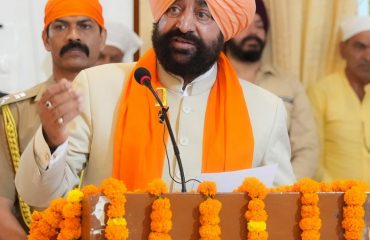 Governor addressing the Shubh Pranabham of Shri Hemkunt Sahib Yatra from Rishikesh under the leadership of Panj Pyaras.