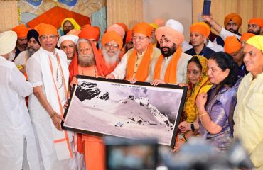 Governor and Chief Minister flagging off the first batch going for Shri Hemkunt Sahib Yatra from Rishikesh under the leadership of Panj Pyaras.