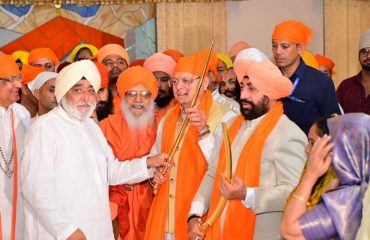 Governor and Chief Minister flagging off the first batch going for Shri Hemkunt Sahib Yatra from Rishikesh under the leadership of Panj Pyaras.