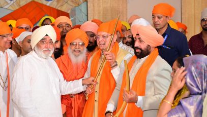 Governor and Chief Minister flagging off the first batch going for Shri Hemkunt Sahib Yatra from Rishikesh under the leadership of Panj Pyaras.