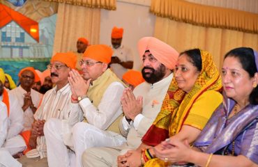 Governor and Chief Minister on the occasion of the Shubh Pranabham of Shri Hemkunt Sahib Yatra from Rishikesh under the leadership of Panj Pyaras.