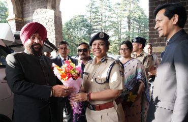 IG Riddhim Agarwal welcoming the Governor on his arrival at Raj Bhawan Nainital.