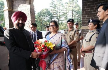 District Magistrate Vandana welcoming the Governor on his arrival at Raj Bhawan Nainital.