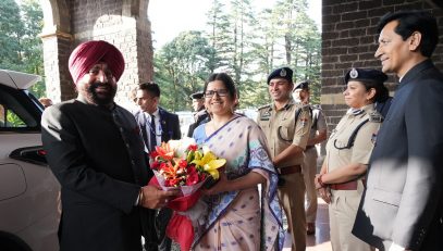 District Magistrate Vandana welcoming the Governor on his arrival at Raj Bhawan Nainital.