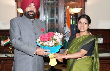 Chief Development Officer, Nainital Anamika paying a courtesy visit to the Governor.