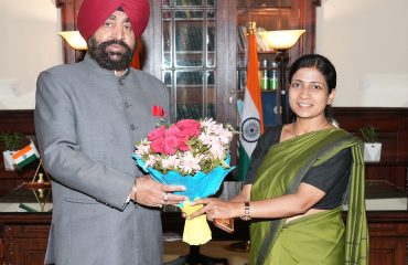 Chief Development Officer, Nainital Anamika paying a courtesy visit to the Governor.
