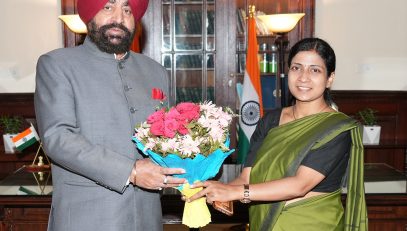 Chief Development Officer, Nainital Anamika paying a courtesy visit to the Governor.