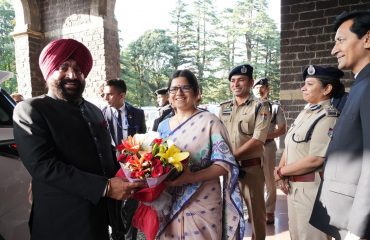 राजभवन नैनीताल पहुंचने पर राज्यपाल का स्वागत करती हुईं जिलाधिकारी वंदना।