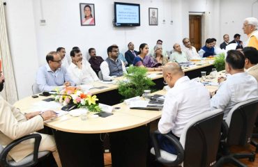 राजभवन में स्ववित्तपोषित (निजी) विश्वविद्यालयों के कुलपतियों के साथ समीक्षा बैठक करते हुए राज्यपाल।