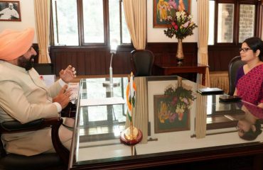 Governor receiving information on development works going on in the district from District Magistrate Vandana at Raj Bhawan Nainital.