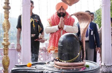 नैनीताल स्थित मां नैना देवी मंदिर में पूजा-अर्चना करते हुए राज्यपाल।