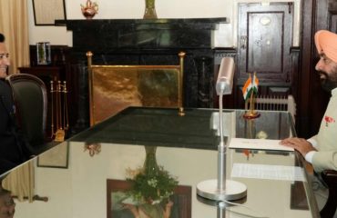 राजभवन नैनीताल में कुमाऊं मंडल आयुक्त श्री दीपक रावत से मंडल से जुड़े प्रमुख विषयों पर चर्चा करते हुए राज्यपाल।