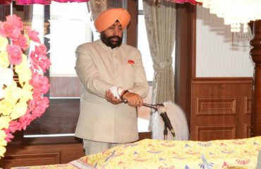 Governor meditating with bowing in the Gurudwara in Nainital.