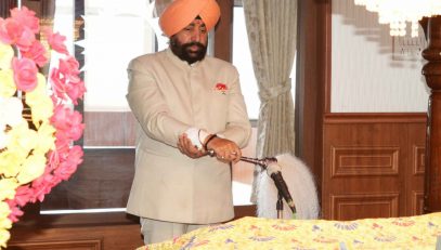 Governor meditating with bowing in the Gurudwara in Nainital.