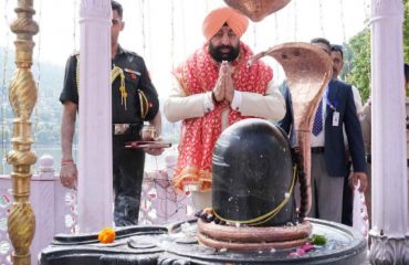 Governor offering prayers at Maa Naina Devi Temple in Nainital.