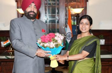 राज्यपाल से शिष्टाचार भेंट करती हुईं मुख्य विकास अधिकारी, नैनीताल अनामिका।
