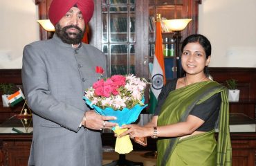राज्यपाल से शिष्टाचार भेंट करती हुईं मुख्य विकास अधिकारी, नैनीताल अनामिका।