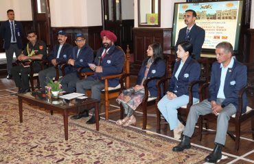राजभवन नैनीताल में आयोजित गवर्नर्स कप गोल्फ टूर्नामेंट के कर्टेन रेजर कार्यक्रम में प्रतिभाग कर जानकारी देते हुए राज्यपाल।