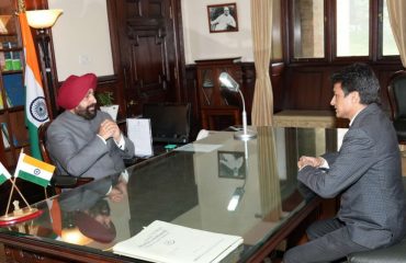 राज्यपाल से शिष्टाचार भेंट करते हुए डीएफओ, नैनीताल चंद्रशेखर जोशी।