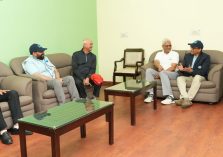 ⁠Governor talking to officials and golfers on the occasion of the 20th 