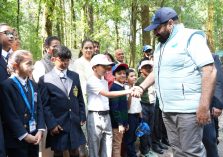 Governor meeting young golfers at the 20th 