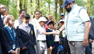 Governor meeting young golfers at the 20th