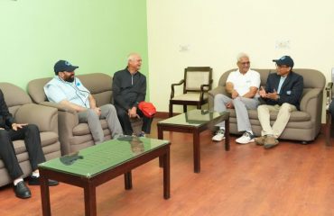 राजभवन गोल्फ क्लब नैनीताल द्वारा आयोजित 20वां ’’गवर्नर्स कप गोल्फ टूर्नामेंट’’ के अवसर पर अधिकारियों एवं गोल्फरों से वार्ता करते हुए राज्यपाल।